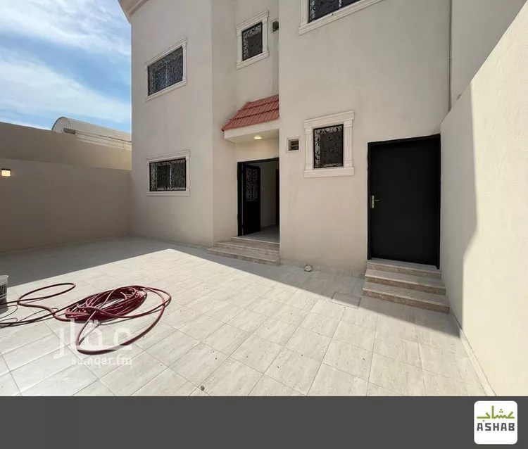 فيلا للبيع في شارع الحارث بن معاذ الظهري أبو درة, حي المنتزة الغربي, مدينة بريدة, منطقة القصيم صورة 2