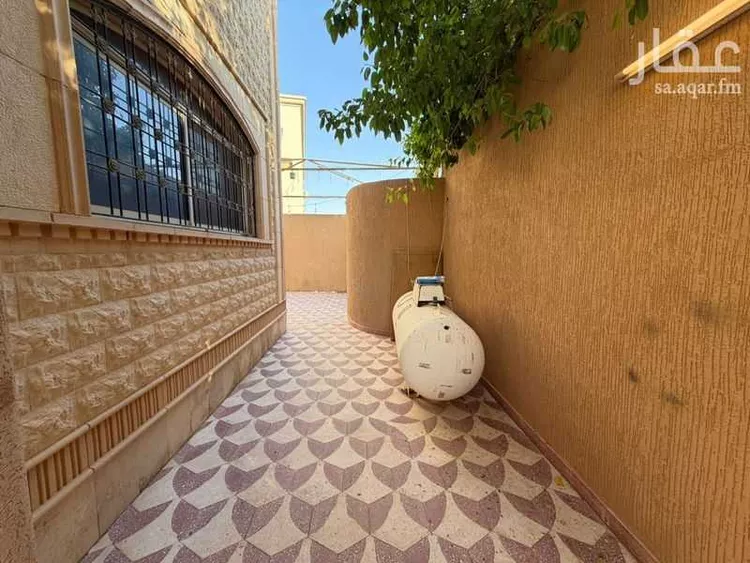 فيلا للبيع في شارع عبدالرحمن ابن عامر, حي الإسكان, مدينة بريدة, منطقة القصيم صورة 4