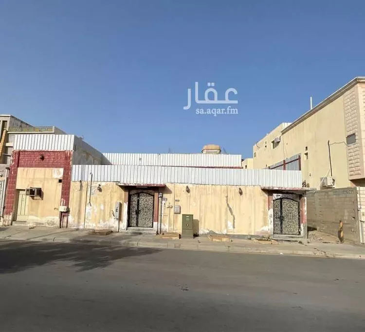 دور للبيع في شارع عنيزه, حي العقربية, مدينة الخبر, المنطقة الشرقية