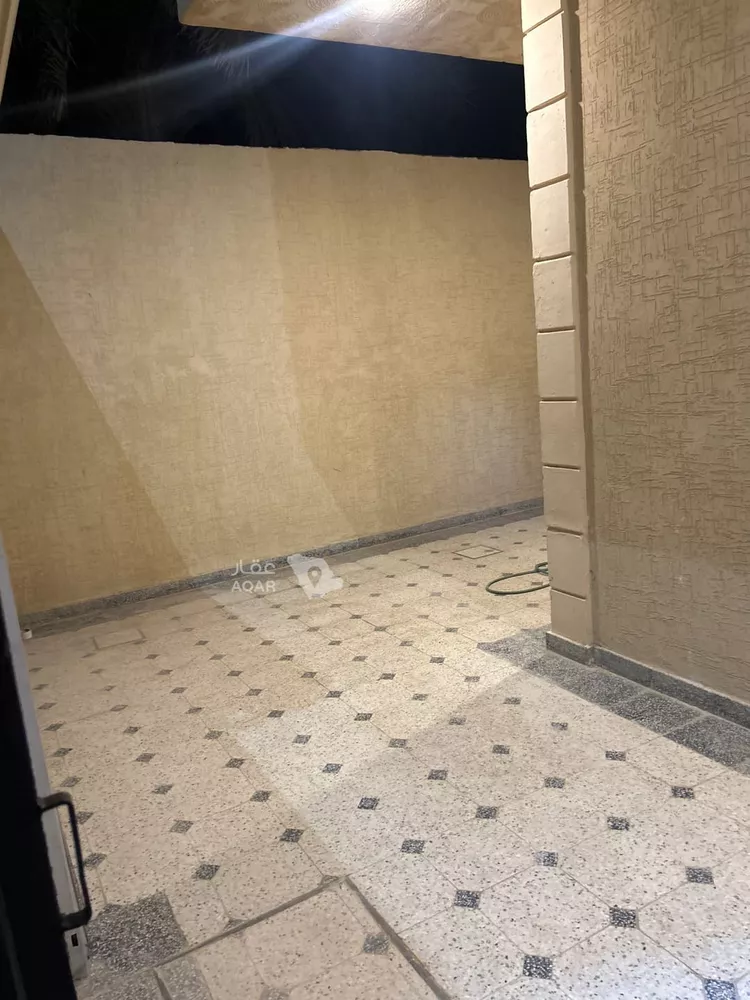 Floor for Rent in Thadiq Al Janadriyah 6