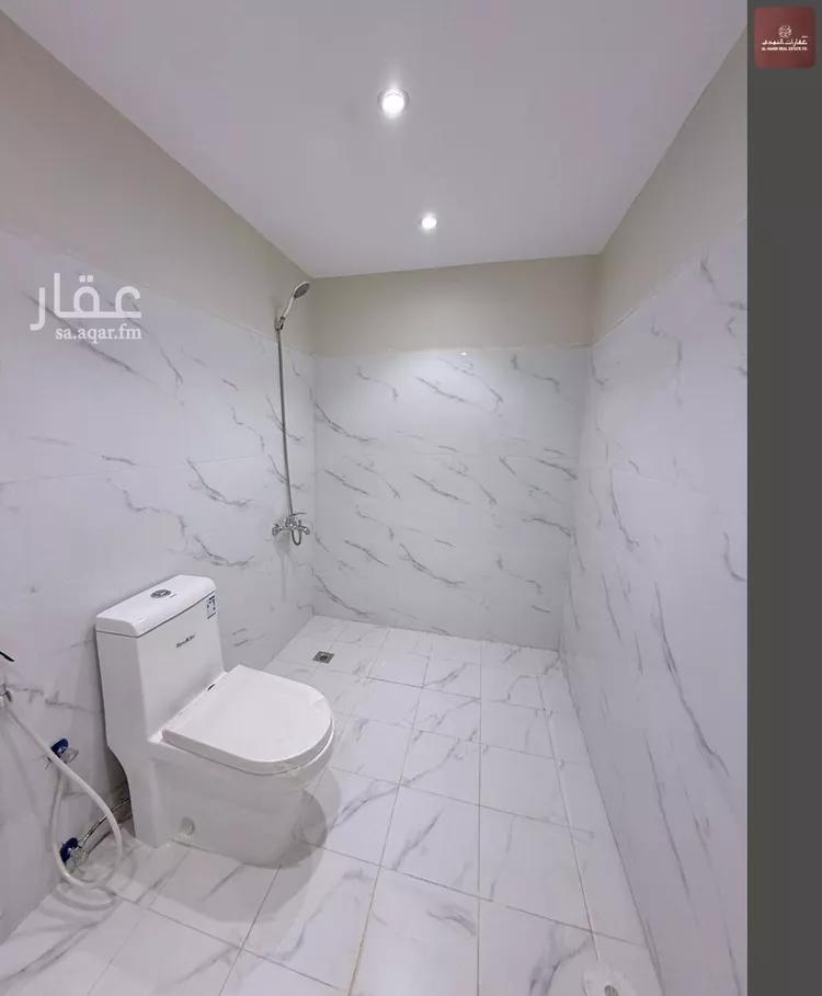 مكتب تجاري للإيجار في  صورة 3