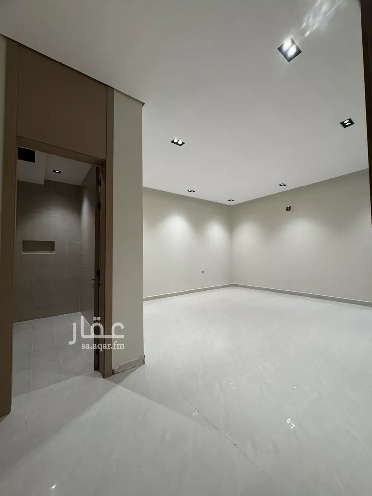 Floor for Sale in Riyadh Al Khaleej 11