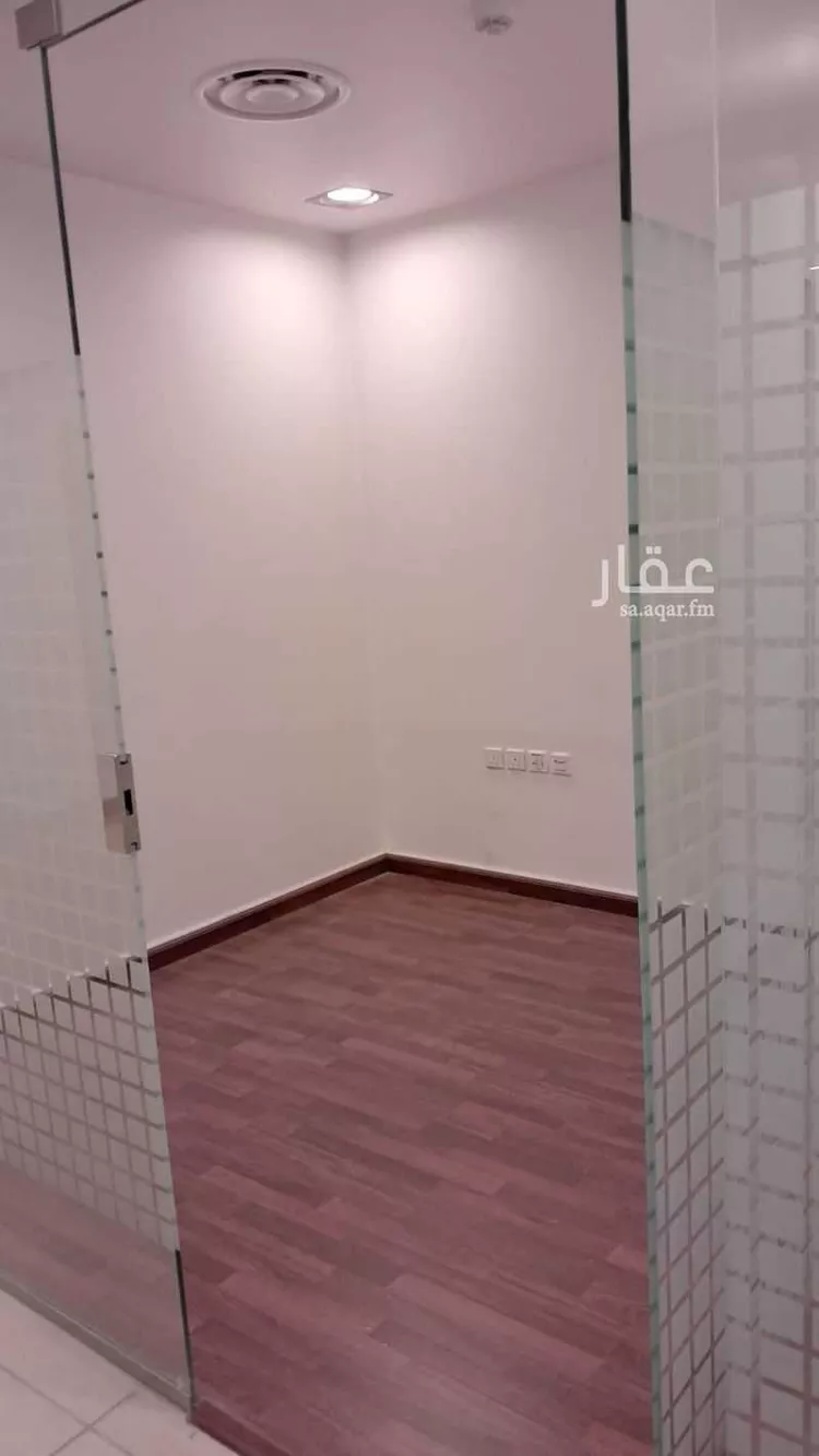 مكتب تجاري للإيجار في شارع صلاح الدين الايوبي, حي الملك عبدالعزيز, مدينة الرياض, منطقة الرياض صورة 4