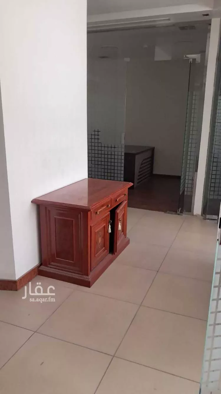 مكتب تجاري للإيجار في شارع صلاح الدين الايوبي, حي الملك عبدالعزيز, مدينة الرياض, منطقة الرياض صورة 2