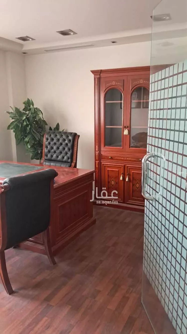 مكتب تجاري للإيجار في شارع صلاح الدين الايوبي, حي الملك عبدالعزيز, مدينة الرياض, منطقة الرياض 1 صورة