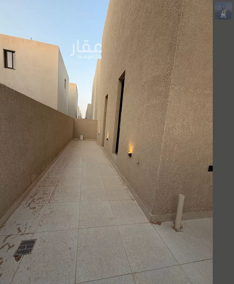 Floor for Sale in Riyadh Al Janadriyah 6