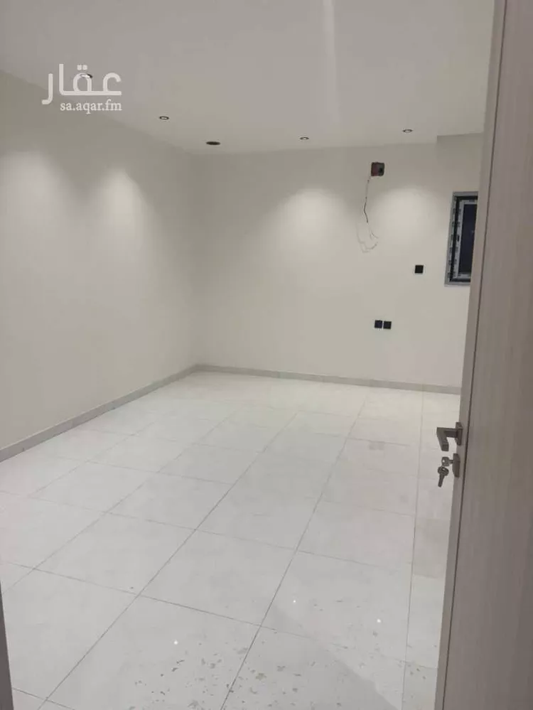 فيلا للبيع في شارع جنادة بن مالك, حي العوالي, مدينة الرياض, منطقة الرياض 8
