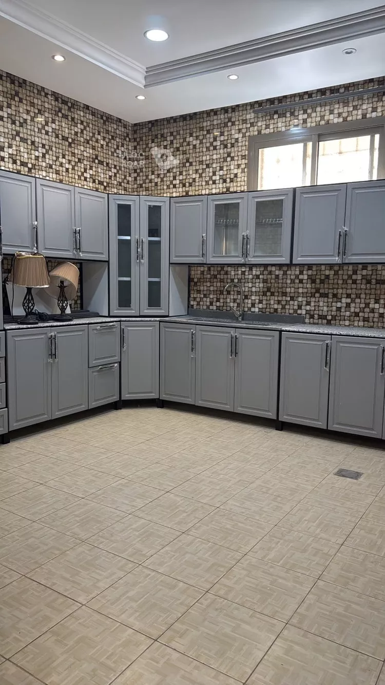 Floor for Rent in Riyadh Al Malqa 12