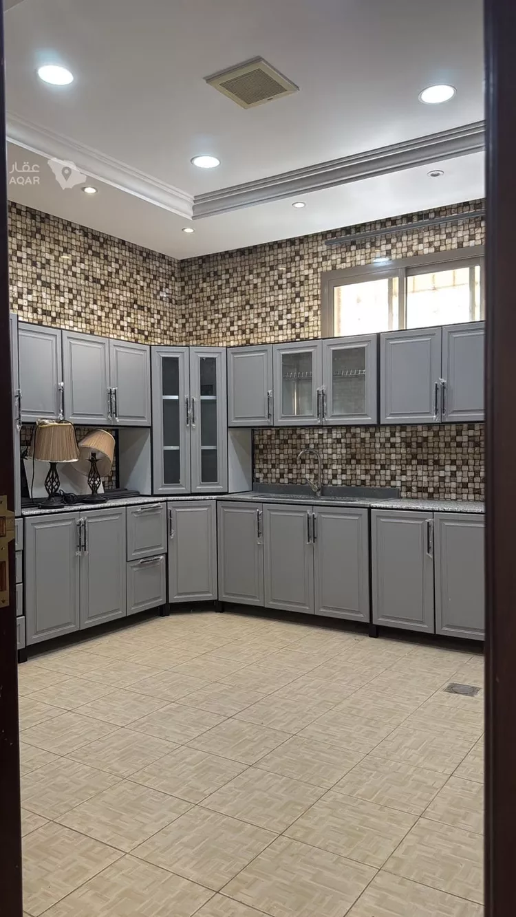 Floor for Rent in Riyadh Al Malqa 14