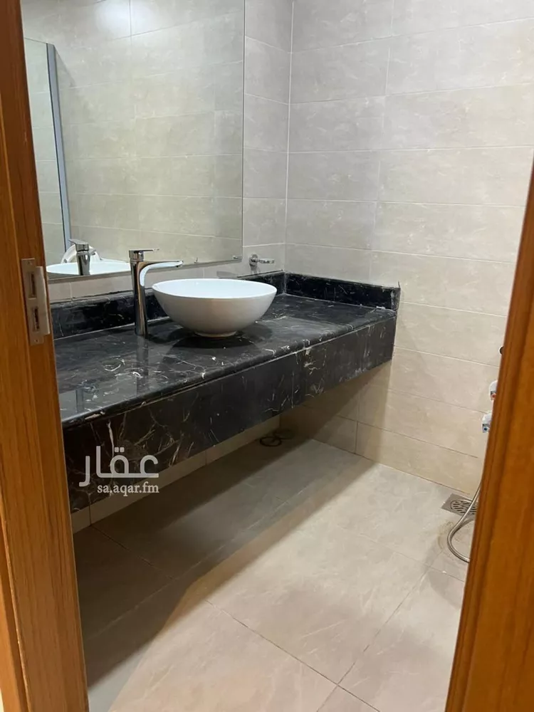 فيلا للبيع في شارع تقي الدين بن مؤمن, حي مطار الملك خالد الدولي, مدينة الرياض, منطقة الرياض صورة 2