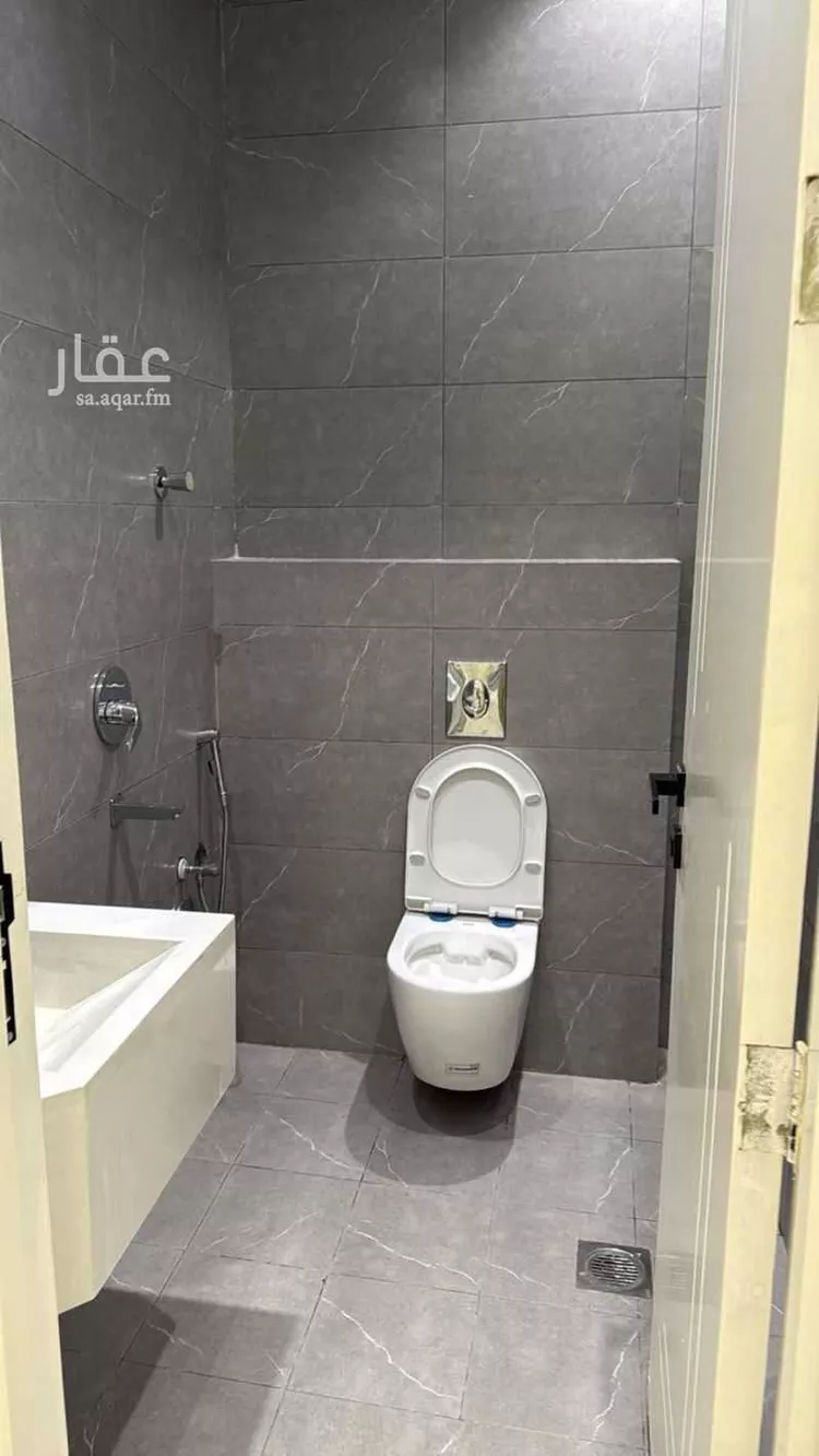 دور للبيع في شارع محمد بن خلفون, حي الجنادرية, مدينة الرياض, منطقة الرياض 18