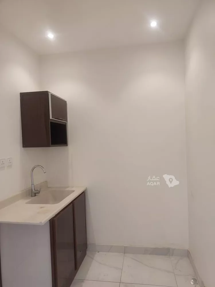 Commercial Office for Rent in Dammam Al Etisalat 17