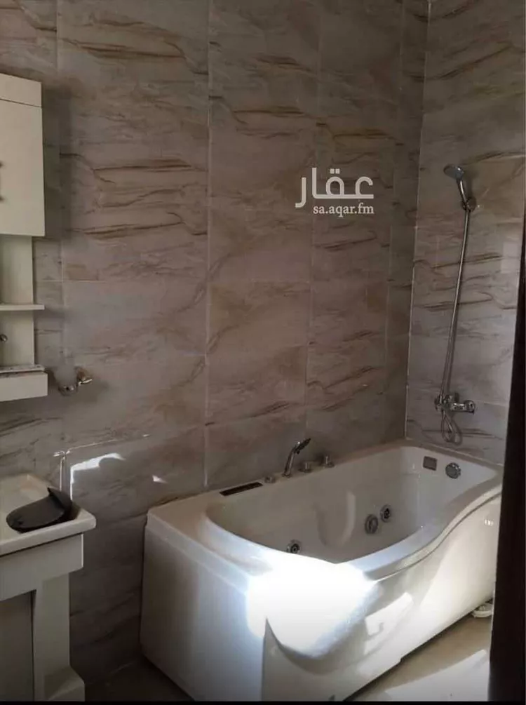 عمارة للإيجار في شارع الورود 15 ، حي الورود ، سكاكا ، منطقة الجوف