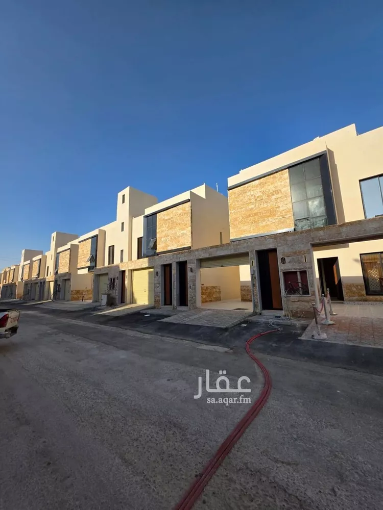 دور للبيع في شارع حسين الأبريقي, حي عكاظ, مدينة الرياض, منطقة الرياض