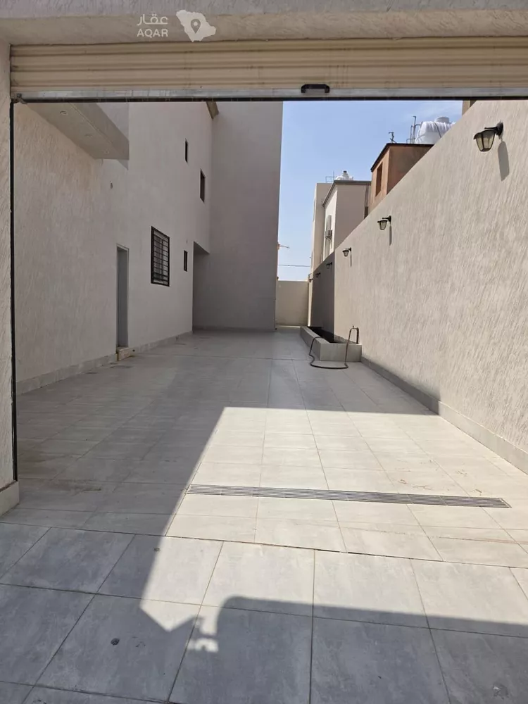 فيلا للبيع في شارع الشيخ بن العثميمين, حي الملك فهد, مدينة عقلة الصقور, منطقة القصيم 5