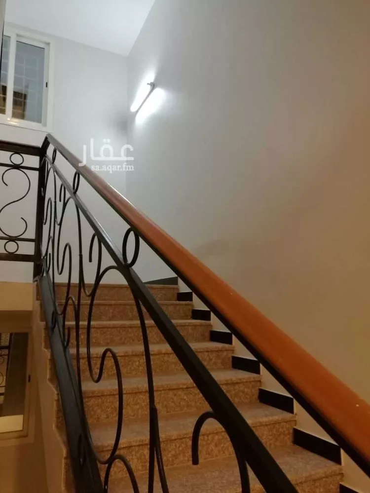 عمارة للبيع في شارع المخزومي, حي الأمير عبدالله, مدينة بيشة, منطقة عسير صورة 3