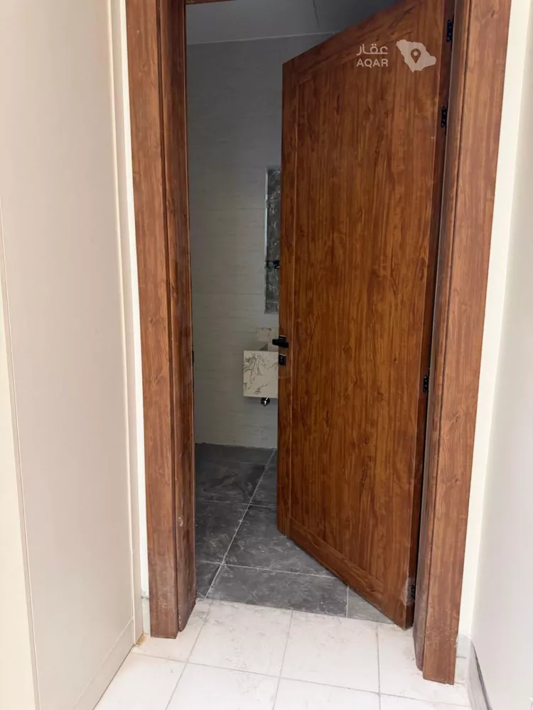 Floor for Rent in Riyadh Al Malqa 17