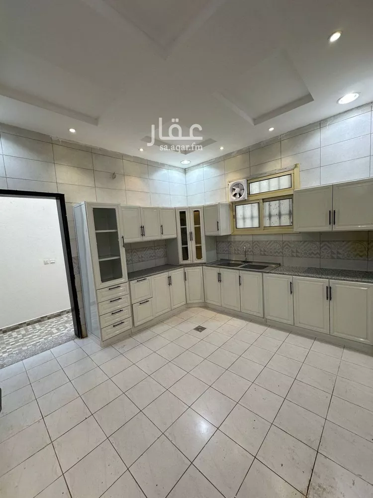 فيلا للبيع في شارع أبي بكر بن فتحون, حي المهدية, مدينة الرياض, منطقة الرياض 12