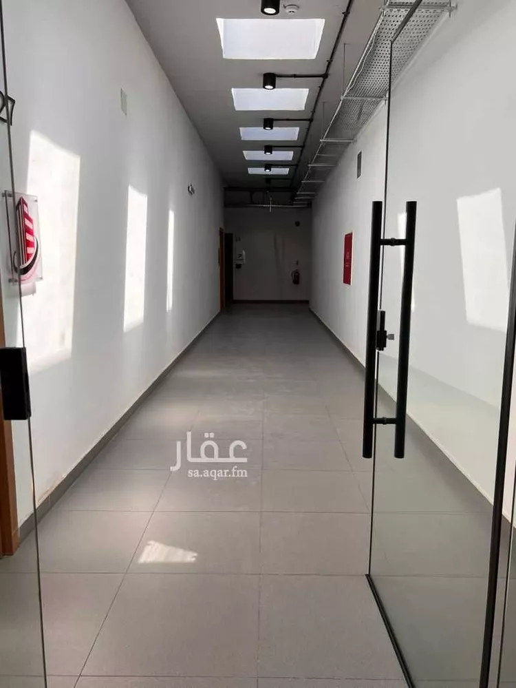 مكتب تجاري للإيجار في شارع العزيزية الفرعي, حي العزيزية, مدينة الرياض, منطقة الرياض