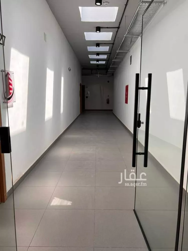 مكتب تجاري للإيجار في شارع العزيزية الفرعي, حي العزيزية, مدينة الرياض, منطقة الرياض