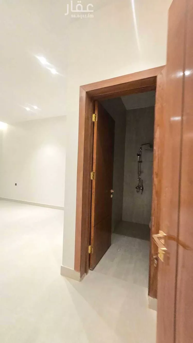 Floor for Sale in Riyadh Al Janadriyah 10