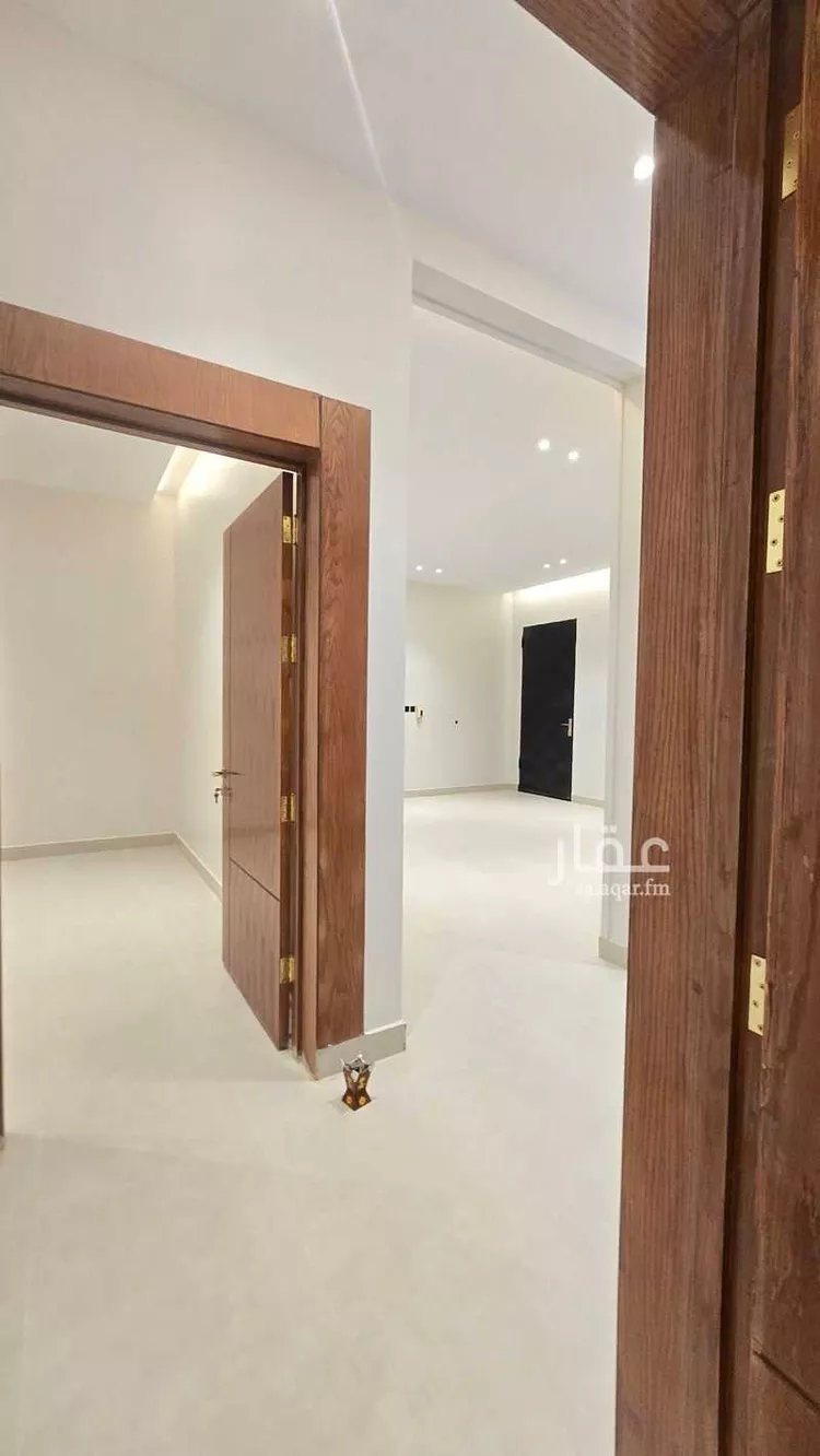 Floor for Sale in Riyadh Al Janadriyah 17
