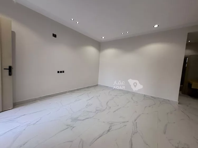 Floor for Sale in Riyadh Okaz 8