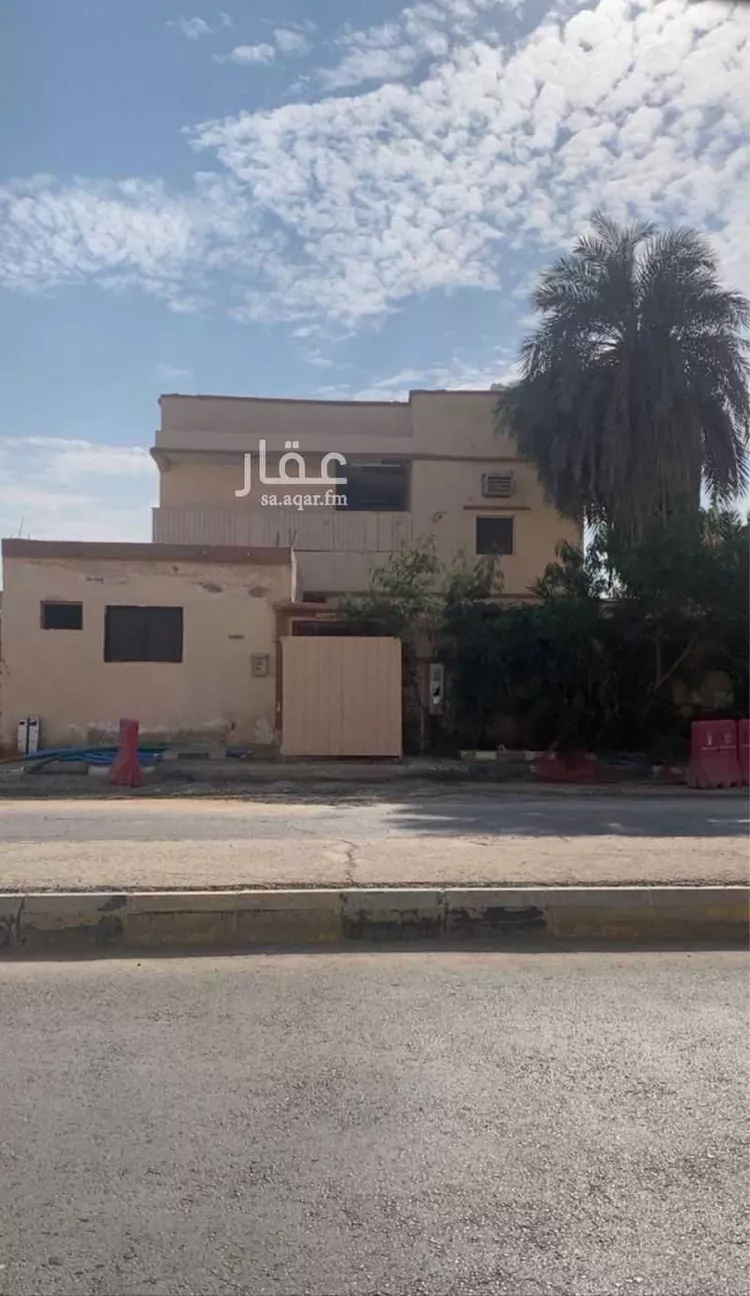 بيت للبيع في شارع متعب بن عبدالعزيز ، حي العزيزية ، حفر الباطن ، حفر الباطن