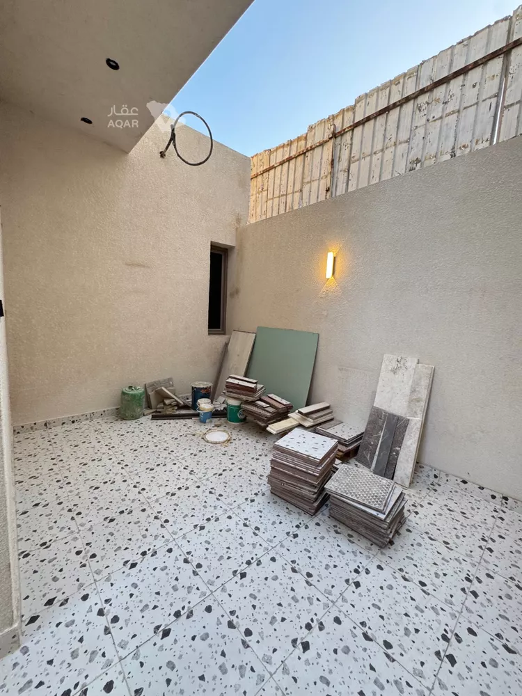 Floor for Sale in Riyadh Al Uraija Al Wusta 6