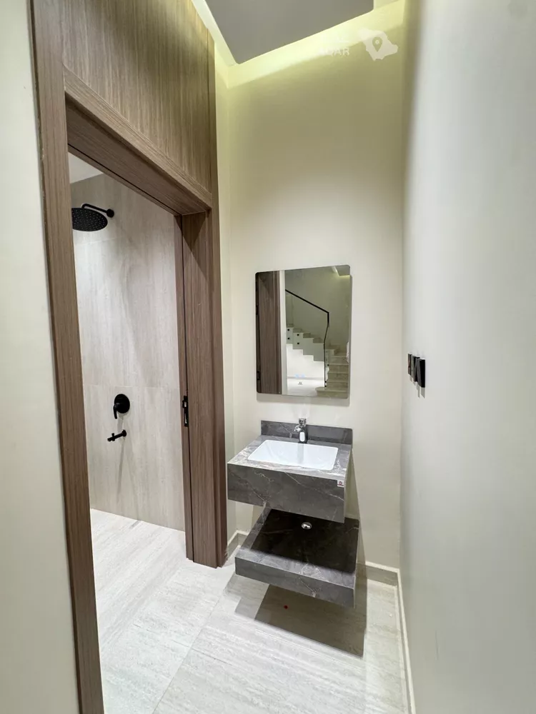 Floor for Sale in Riyadh Al Uraija Al Wusta 9