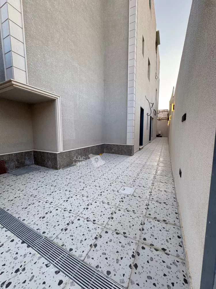 Floor for Sale in Riyadh Al Uraija Al Wusta 2