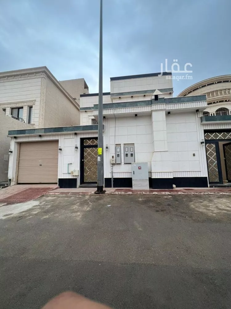 فيلا للإيجار في شارع حسن حسني عبدالوهاب, حي الرمال, مدينة الرياض, منطقة الرياض 1 صورة