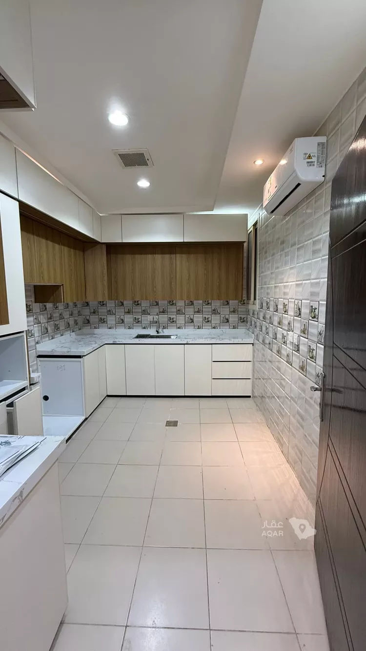Floor for Rent in Riyadh Al Malqa 8
