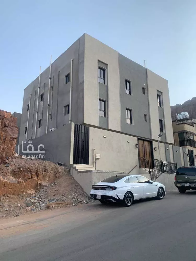 Building for Sale in Medina Jabal Auhud