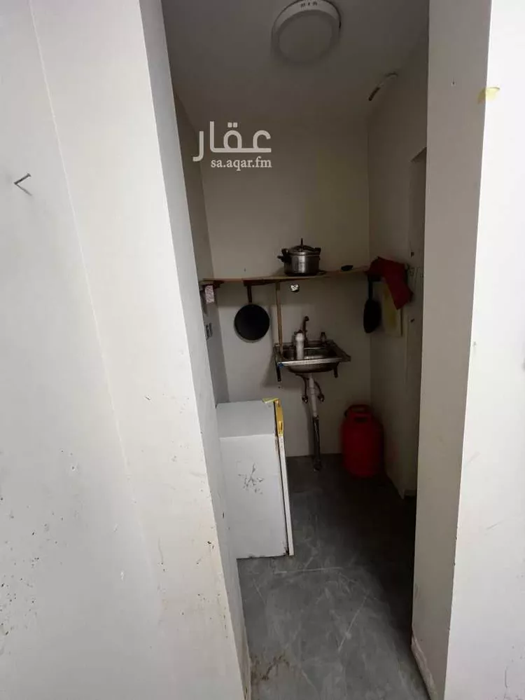 غرفة للإيجار في شارع أبي القاسم الشريف ، حي الحمراء ، الرياض ، منطقة الرياض