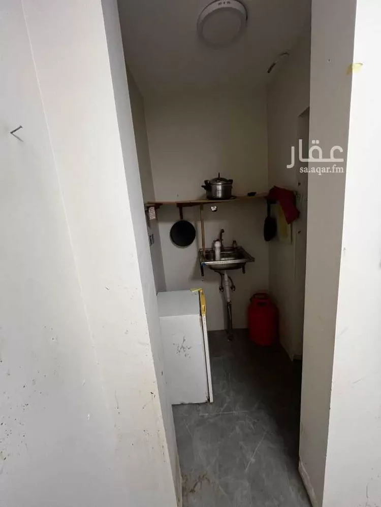 غرفة للإيجار في شارع أبي القاسم الشريف ، حي الحمراء ، الرياض ، منطقة الرياض