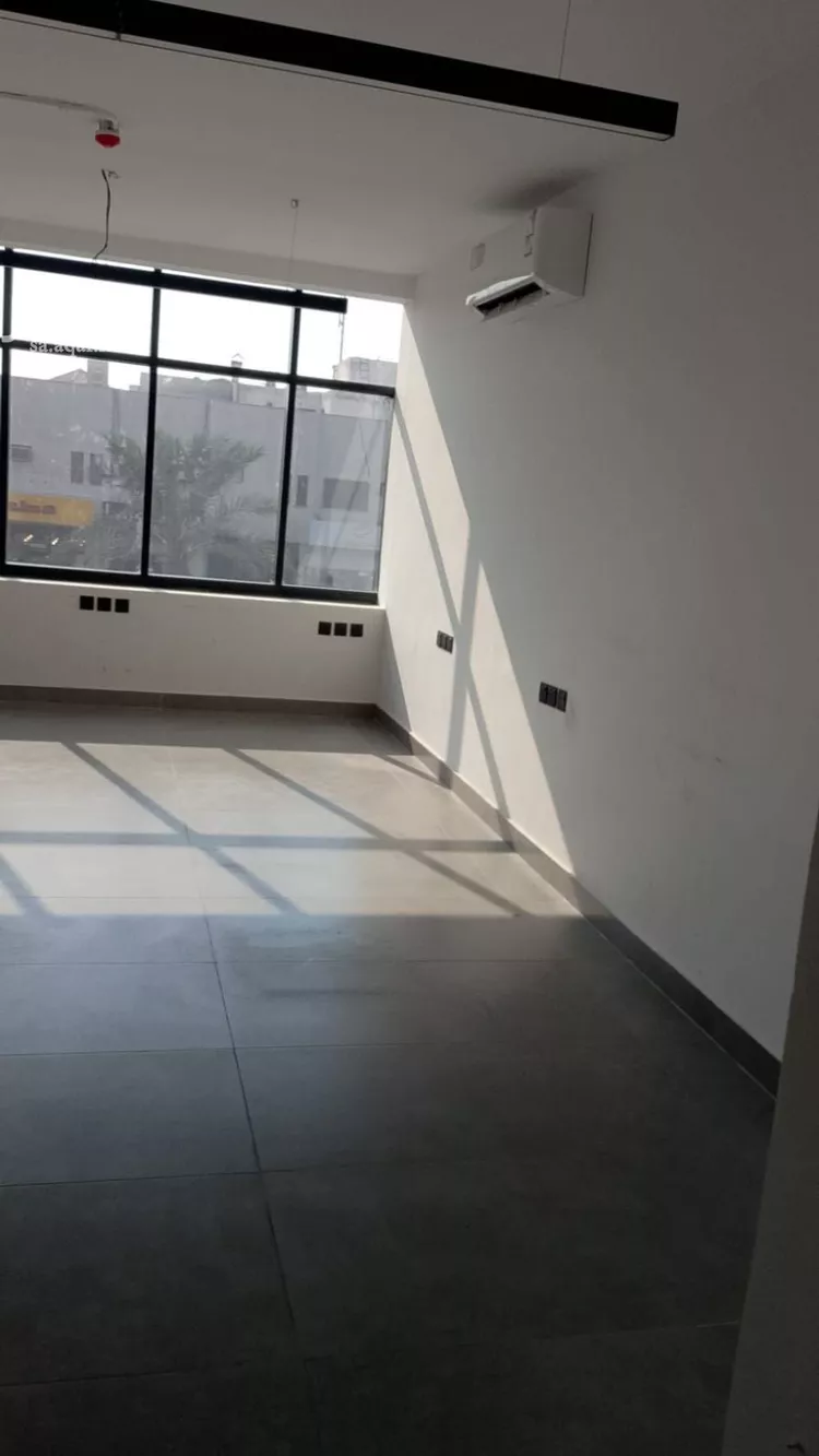 مكتب تجاري للإيجار في شارع الحسن بن علي, حي الروضة, مدينة الرياض, منطقة الرياض صورة 2