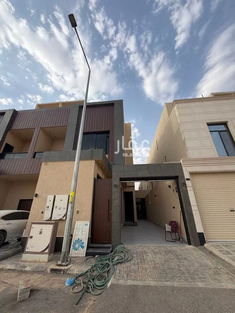 Floor for Sale in Riyadh Al Janadriyah
