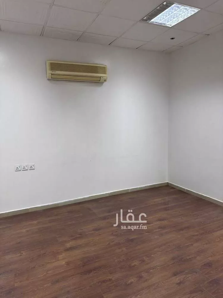 مكتب تجاري للإيجار في شارع الخزنة, حي إشبيلية, مدينة الرياض, منطقة الرياض 1 صورة