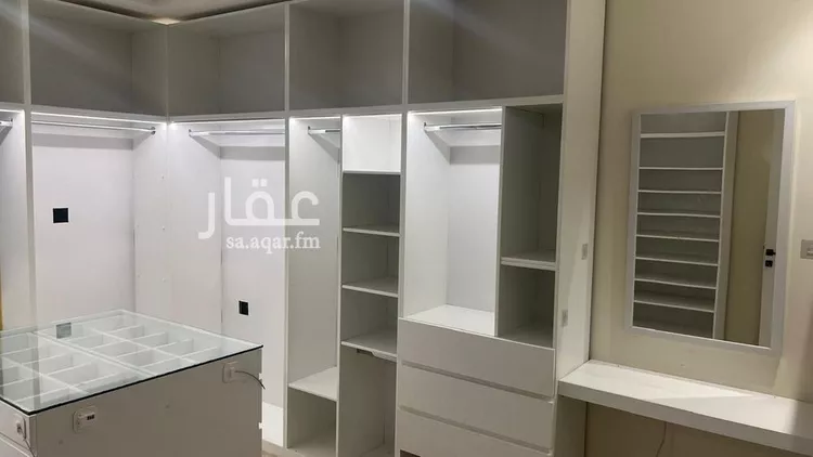 Floor for Rent in Riyadh Al Malqa 12