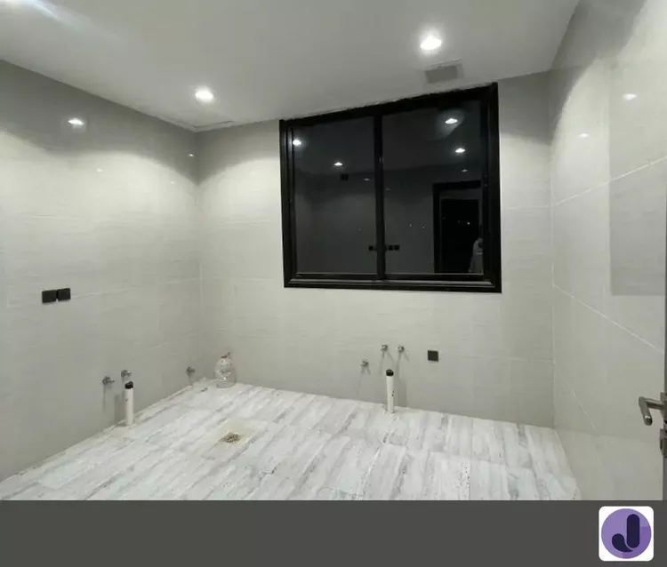 Floor for Sale in Riyadh Al Janadriyah 8