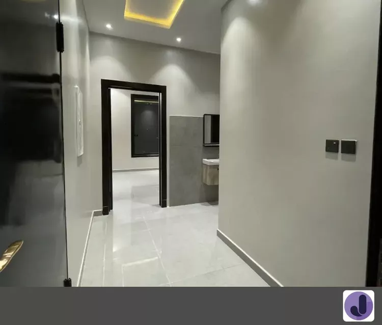 Floor for Sale in Riyadh Al Janadriyah 10