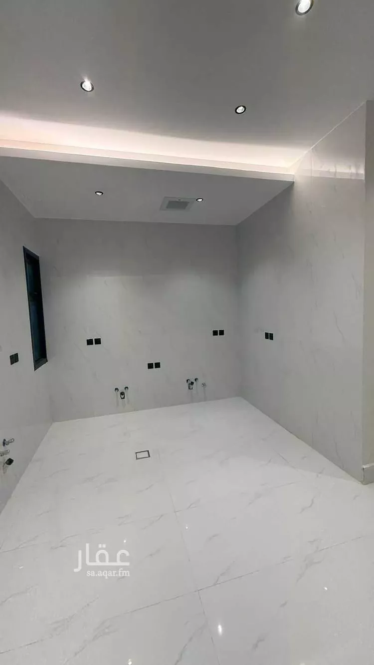 Floor for Sale in Riyadh Al Arid 7