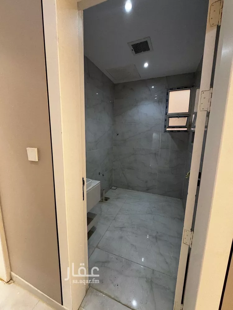 Floor for Sale in Riyadh Al Janadriyah 6
