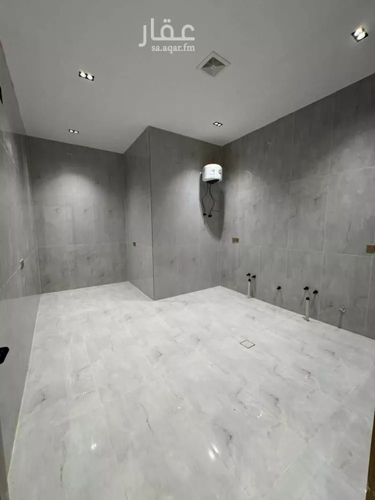 Floor for Sale in Riyadh Al Janadriyah 7