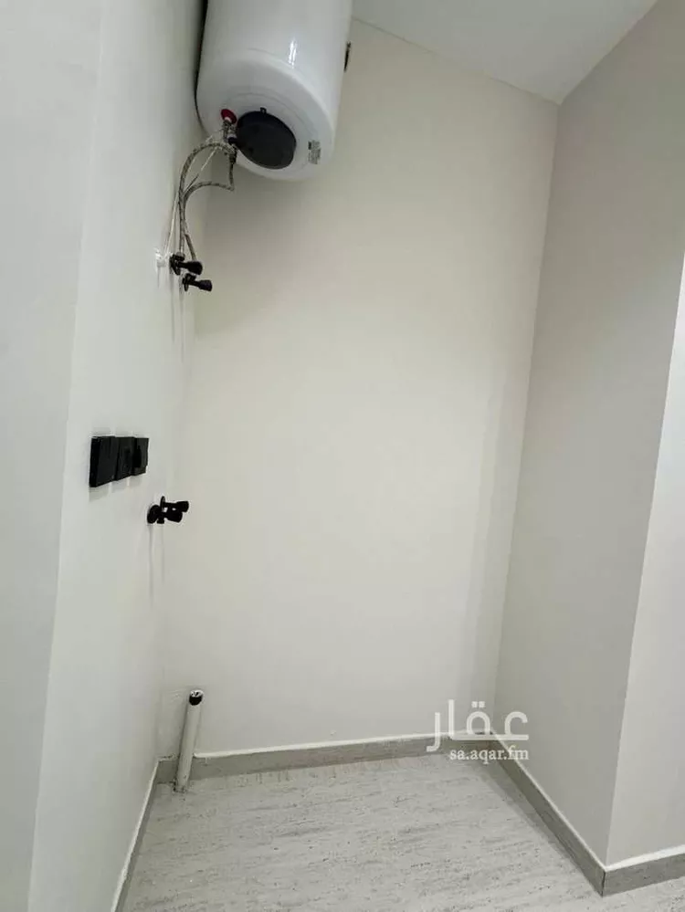 Floor for Sale in Riyadh Al Janadriyah 9