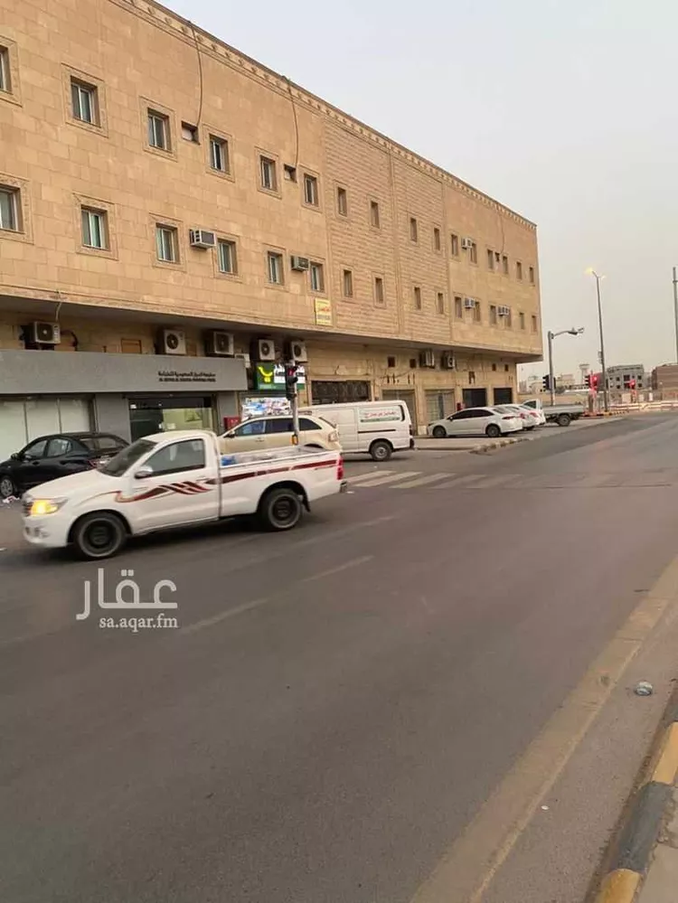 مكتب تجاري للإيجار في شارع أحمد بن الحسين بن شقير, حي الملز, مدينة الرياض, منطقة الرياض 1 صورة