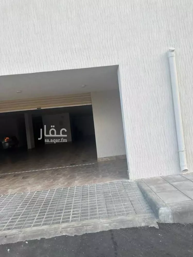 مستودع للإيجار في شارع 1704235, حي المطار, مدينة ابها, منطقة عسير