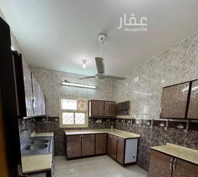Floor for Rent in Muhayil Al Balad