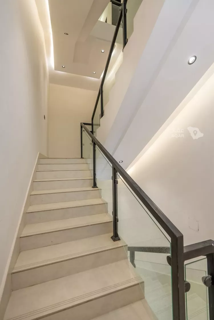 Floor for Sale in Riyadh Okaz 9